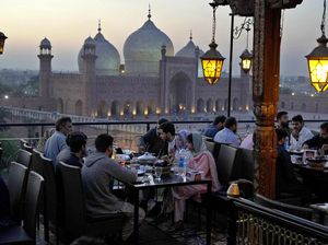 Indahnya Buka Puasa Ditemani Pemandangan Masjid Bersejarah Pakistan Indahnya Buka Puasa Ditemani Pemandangan Masjid Bersejarah Pakistan