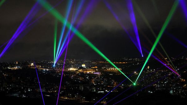 Laser Warna-warni di Langit Yerusalem Bawa Pesan Damai Israel-Palestina