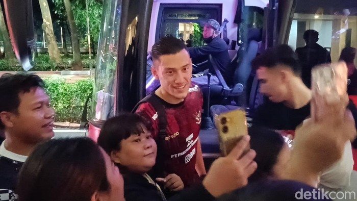 Jay Idzes, pemain keturunan di Timnas Indonesia, dikerumuni suporter.