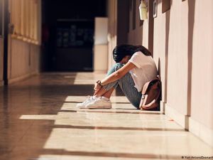 6 Tanda Orang Merasa Kesepian Meski Ada di Dekatmu