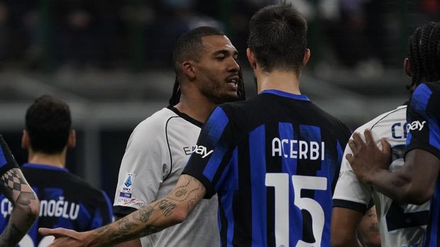 MILAN, ITALY - MARCH 17: Francesco Acerbi of FC Internazionale talks with Juan Jesus during the Serie A TIM match between FC Internazionale and SSC Napoli at Stadio Giuseppe Meazza on March 17, 2024 in Milan, Italy. (Photo by Pier Marco Tacca/Getty Images) (Photo by Pier Marco Tacca/Getty Images)