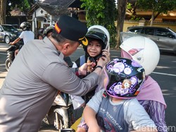 Emak-emak Banyuwangi Terkejut Dihentikan Polisi, Eh Ternyata Dikasih Helm
