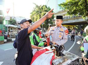 Kapolsek Mampang Prapatan Beri Pesan Kamtibmas Sambil Bagi-bagi Takjil