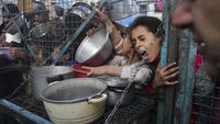 Kasihan, Anak-anak Gaza Berdesakan Minta Makan untuk Buka Puasa