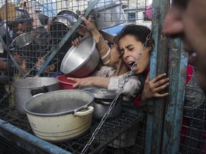 Kasihan, Anak-anak Gaza Berdesakan Minta Makan untuk Buka Puasa