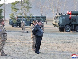 Kim Jong Un Awasi Latihan Tembak Libatkan Peluncur Roket Super Besar