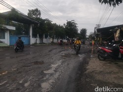 DPRD Gresik Kritik Pemkab Soal Jalan Mayjen Sungkono Rusak Lagi Usai Ditambal
