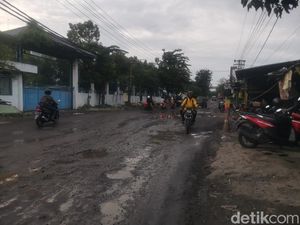 DPRD Gresik Kritik Pemkab Soal Jalan Mayjen Sungkono Rusak Lagi Usai Ditambal DPRD Gresik Kritik Pemkab Soal Jalan Mayjen Sungkono Rusak Lagi Usai Ditambal