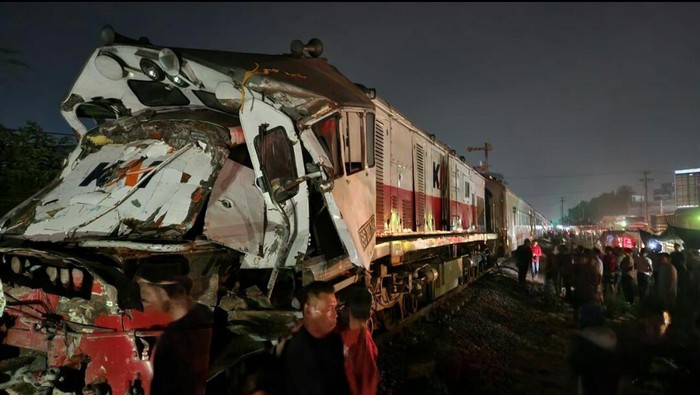 Kondisi kereta api usai terlibat tabrakan dengan truk di perlintasan sebidang di Jalan Lintas Sumatera, Pasar Bengkel, Kecamatan Perbaungan, Kabupaten Serdang Bedagai (Dok Warga)