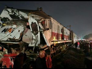 Truk Mogok Ditinggal Sopir Bikin Petaka KA Putri Deli Truk Mogok Ditinggal Sopir Bikin Petaka KA Putri Deli