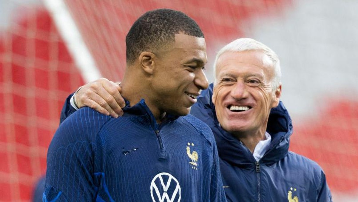 Mbappe (kiri) dan Deschamps. Foto: SNS Group via Getty Images/Craig Foy - SNS Group
