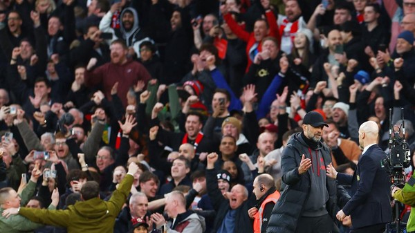 Soccer Football - FA Cup - Quarter Final - Manchester United v Liverpool - Old Trafford, Manchester, Britain - March 17, 2024 Liverpool manager Juergen Klopp shakes hands with Manchester United manager Erik ten Hag after the match REUTERS/Molly Darlington