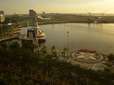 Ngabuburit Seru di Masjid Amirul Mukminin Makassar