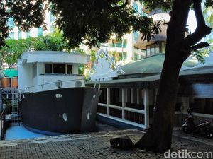 Masjid Perahu Al Munada, Rimbun Nan Sejuk di Tengah Belantara Jakarta Masjid Perahu Al Munada, Rimbun Nan Sejuk di Tengah Belantara Jakarta