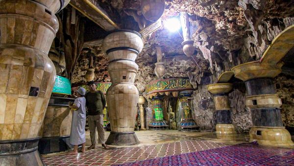 Mengelilingi Masjid di Dalam Gua Bawah Tanah Tuban