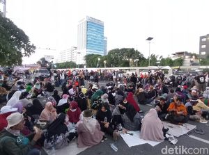 Massa Aksi di Depan DPR Buka Bersama dan Salat Magrib