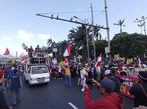 Massa Demo Mulai Padati Jalan Depan DPR