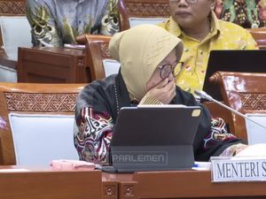 Risma Nangis Dengar Cerita Ibu 90 Tahun Hidup Sendiri Tak Dapat Bantuan