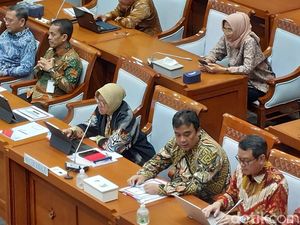 Risma Buka Suara Jawab Cecaran soal Bombardir Bansos Jelang Pilpres