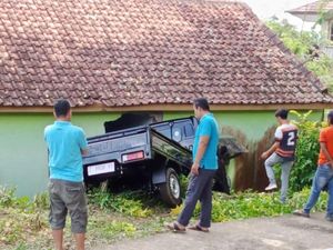 Apesnya Wahyudi Saat Belajar Nyetir, Tak Bisa Belok Lalu Tabrak Rumah Apesnya Wahyudi Saat Belajar Nyetir, Tak Bisa Belok Lalu Tabrak Rumah