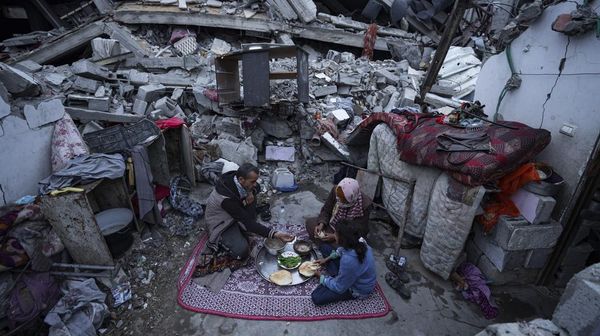 Momen Keluarga di Rafah Buka Puasa di Rumahnya yang Hancur