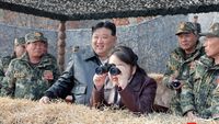 Momen Kim Jong Un dan Putrinya Ju Ae Saksikan Latihan Perang Militer Korut