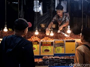 Potret Penjual Kurma di Surabaya yang Diserbu Saat Ramadan Potret Penjual Kurma di Surabaya yang Diserbu Saat Ramadan