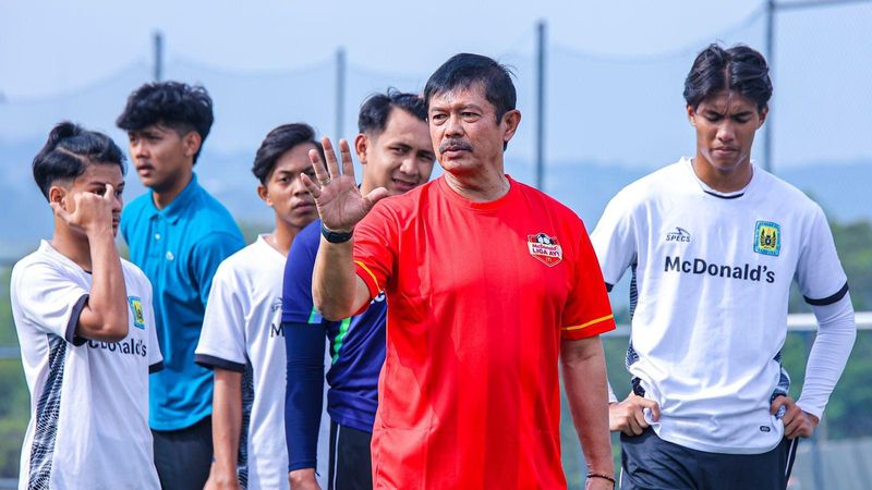 Pelatih Timnas U-20 Indra Sjafri saat memberikan sesi coaching clinic.