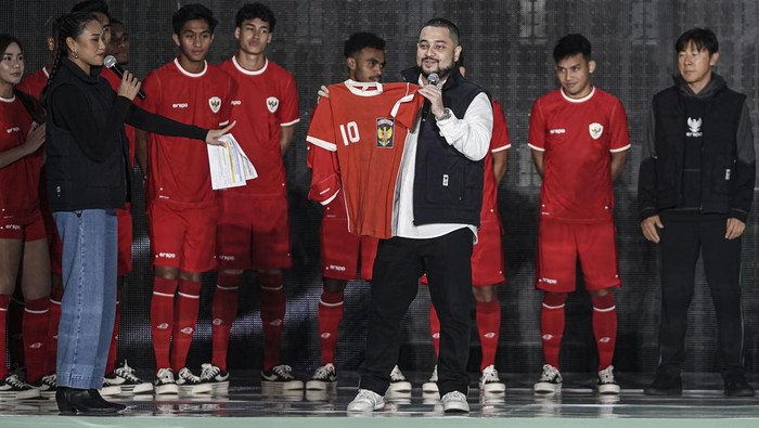 Menpora Dito Ariotedjo (kesembilan kiri), Ketum PSSI Erick Thohir (kesembilan kanan), Pendiri Erspo Muhammad Sadad (tengah) bersama pemain dan pelatih tim nasional Indonesia berpose mengenakan jersey baru saat peluncuran di Bengkel Space, SCBD, Jakarta, Senin (18/3/2024). Erspo meluncurkan jersey tim nasional Indonesia yang akan digunakan skuad garuda dalam berkiprah di sejumlah kompetisi di antaranya Kualifikasi Piala Dunia 2026, Piala Asia U-23 hingga Piala AFF U-17. ANTARA FOTO/Dhemas Reviyanto/Spt.