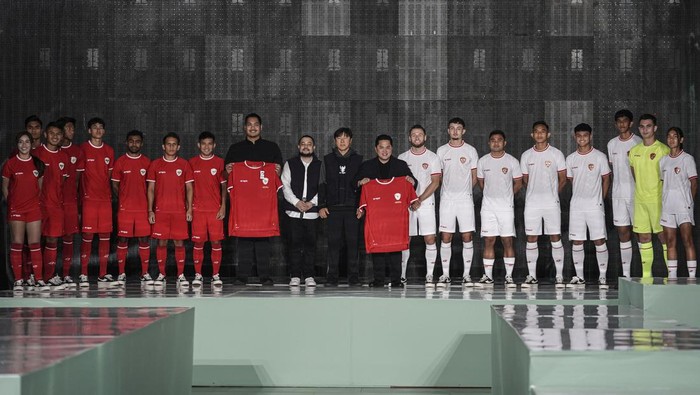 Menpora Dito Ariotedjo (kesembilan kiri), Ketum PSSI Erick Thohir (kesembilan kanan), Pendiri Erspo Muhammad Sadad (tengah) bersama pemain dan pelatih tim nasional Indonesia berpose mengenakan jersey baru saat peluncuran di Bengkel Space, SCBD, Jakarta, Senin (18/3/2024). Erspo meluncurkan jersey tim nasional Indonesia yang akan digunakan skuad garuda dalam berkiprah di sejumlah kompetisi di antaranya Kualifikasi Piala Dunia 2026, Piala Asia U-23 hingga Piala AFF U-17. ANTARA FOTO/Dhemas Reviyanto/Spt.