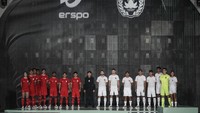 Pemain dan pelatih tim nasional Indonesia berpose mengenakan jersey baru saat peluncuran di Bengkel Space, SCBD, Jakarta, Senin (18/3/2024).