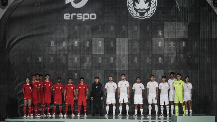 Menpora Dito Ariotedjo (kesembilan kiri), Ketum PSSI Erick Thohir (kesembilan kanan), Pendiri Erspo Muhammad Sadad (tengah) bersama pemain dan pelatih tim nasional Indonesia berpose mengenakan jersey baru saat peluncuran di Bengkel Space, SCBD, Jakarta, Senin (18/3/2024). Erspo meluncurkan jersey tim nasional Indonesia yang akan digunakan skuad garuda dalam berkiprah di sejumlah kompetisi di antaranya Kualifikasi Piala Dunia 2026, Piala Asia U-23 hingga Piala AFF U-17. ANTARA FOTO/Dhemas Reviyanto/Spt.