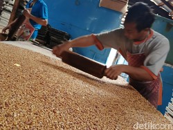Cerita Hasan Kurangi Produksi Kue Kering Imbas Harga Bahan Pokok Naik