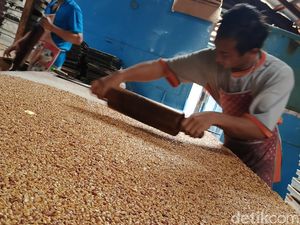 Cerita Hasan Kurangi Produksi Kue Kering Imbas Harga Bahan Pokok Naik Cerita Hasan Kurangi Produksi Kue Kering Imbas Harga Bahan Pokok Naik