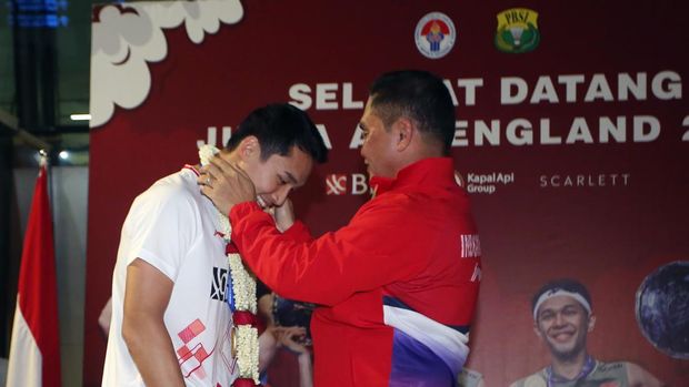Penyambutan kedatangan Juara All England 2024 Sekjen PBSI Muhammad Fadil Imran (kanan) mengalungkan bunga kepada juara tunggal putra Indonesia Jonatan Christie (kiri) setibanya dari Inggris di Terminal 3, Bandara Soekarno Hatta, Tangerang, Banten, Senin (18/3/2024). Pada kejuaraan bulu tangkis All England Open 2024, Indonesia berhasil merebut dua gelar juara yakni tunggal putra Jonatan Christie dan ganda putra Fajar/Rian, sementara Anthony Sinisuka Ginting meraih runner-up tunggal putra. ANTARA FOTO/Muhammad Iqbal/aww.