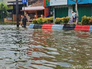 Penarik Becak Demak Pasang Tarif Segini untuk Antar Terjang Banjir