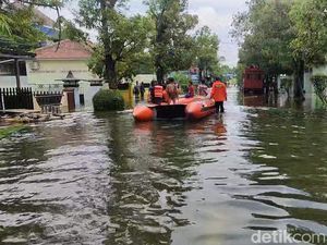 Banjir Parah di Demak, Sejumlah Ruas Jalan Lumpuh Tergenang Air Banjir Parah di Demak, Sejumlah Ruas Jalan Lumpuh Tergenang Air