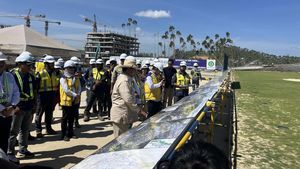 Potret Menhan Prabowo Cek Rumput Lapangan Upacara IKN