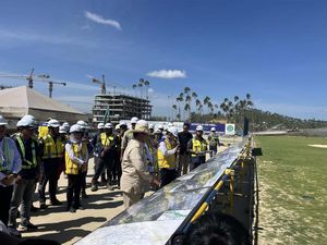 Potret Menhan Prabowo Cek Rumput Lapangan Upacara IKN