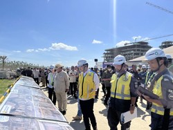 Berkunjung ke IKN, Prabowo Cek Kondisi Rumput Lapangan Upacara