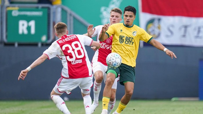SITTARD, NETHERLANDS - SEPTEMBER 3: Ragnar Oratmangoen of Fortuna Sittard battles for the ball with Kristian Hlynsson of Ajax and Anton Gaaei of Ajax during the Dutch Eredivisie match between Fortuna Sittard and Ajax at the Fortuna Sittard Stadion on September 3, 2023 in Sittard, Netherlands. (Photo by Joris Verwijst/BSR AgencyGetty Images)