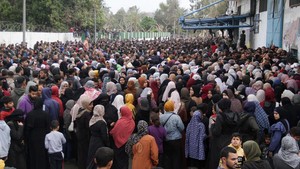 Ribuan Warga Gaza Serbu Gedung UNRWA untuk Minta Bantuan