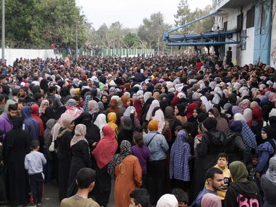 Ribuan Warga Gaza Serbu Gedung UNRWA untuk Minta Bantuan