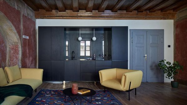 Jeroan Rumah 500 Tahun yang Disulap Jadi Modern, Ada Kafenya!