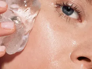 Selain Dinginkan Minuman, Es Batu Bisa Bikin Wajah Mulus Glowing Selain Dinginkan Minuman, Es Batu Bisa Bikin Wajah Mulus Glowing