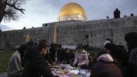 Suasana Berbuka Puasa di Kompleks Masjid Al-Aqsa