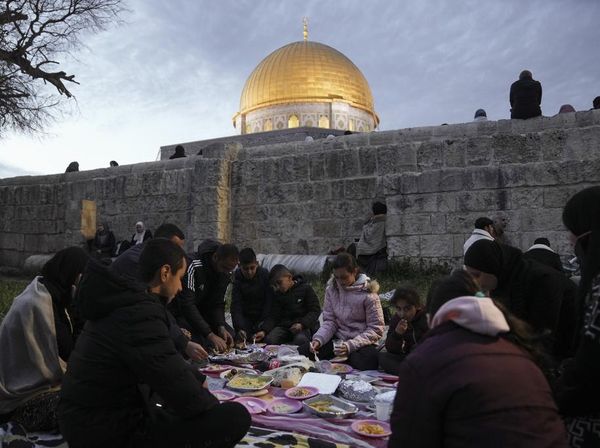 Suasana Berbuka Puasa di Kompleks Masjid Al-Aqsa