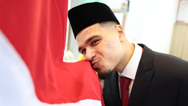 Sumpah WNI Thom Haye dan Ragnar Oratmangoen Thom Haye dan Ragnar Oratmangoen menjalani sumpah WNI di Kantor Wilayah Kementerian Hukum dan Hak Asasi Manusia (Kemenkumham) DKI Jakarta, Senin (18/1).
