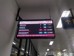 Ragam Komentar Penumpang soal Tampilan Baru Papan Informasi KRL di Manggarai