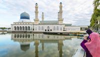 Terpukau Indahnya Masjid Terapung di Malaysia